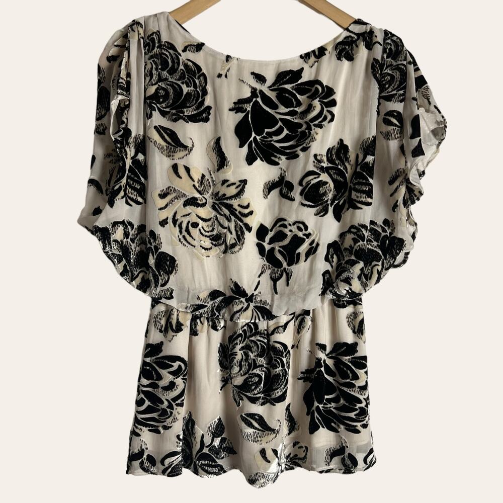 Alice + Olivia White Black Brushed Floral Silk Blend Batwing Flounce Top Size XS - Picture 9 of 9
